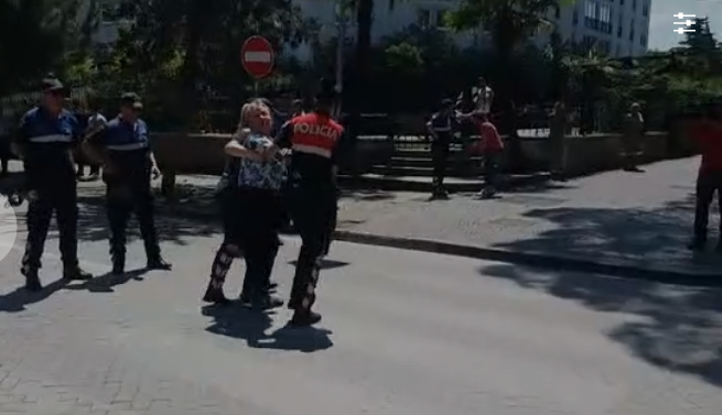 VIDEO/ Gruaja në protestën e Bashës: I ha mu*in Edi Ramës ti, ai po bën shtet!