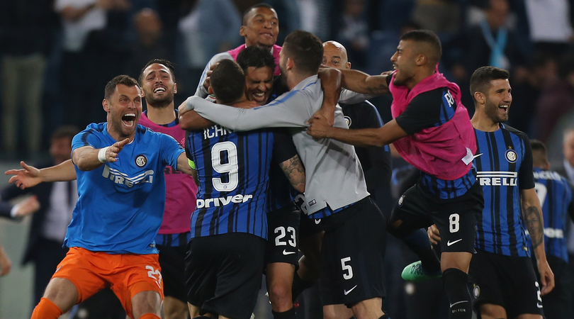 Arbitri i jep një dorë Interit, fiton derbin dhe kualifikohet në gjysmëfinale