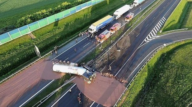 Video/ 12 tonë çokollatë derdhen mbi një autostradë në Poloni