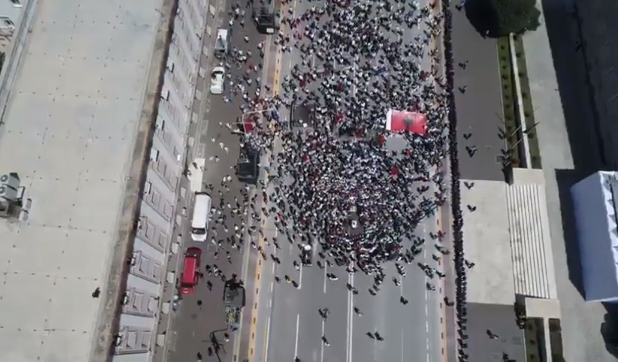 PD e “Kokoshit” e katandisur në një thelë! Dështon protesta e opozitës, pjesëmarrësit numërohen me gishtat e dorës (Video)