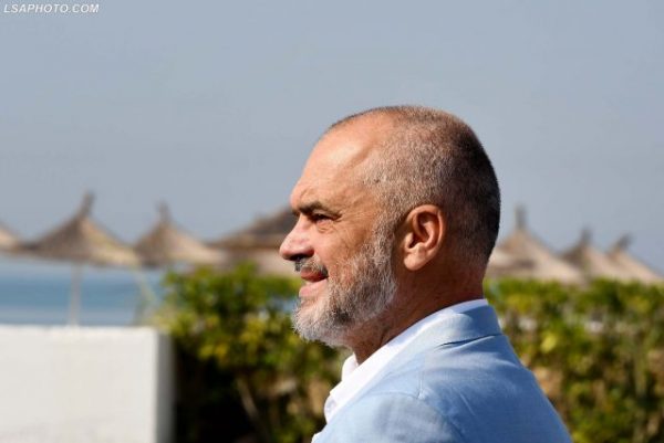 ”Agjërim të lehtë besimtarëve myslimanë”, Edi Rama publikon fotot nga restaurimi i xhamisë më të madhe në Tiranë