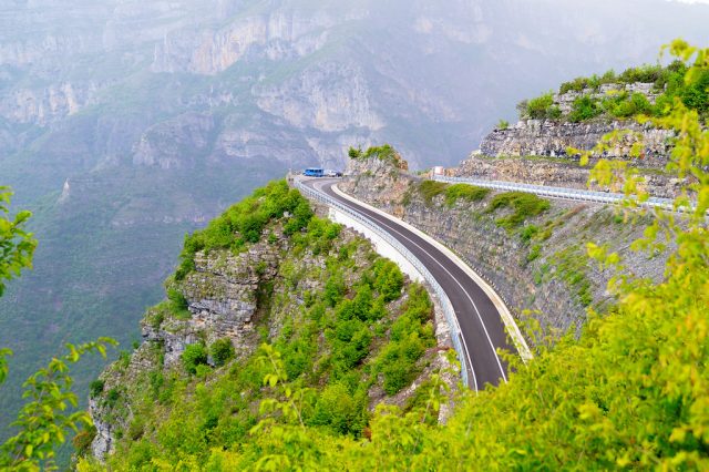 Nëntë orë kërkime në pyllin e Llogarasë, gjendet turistja austriake