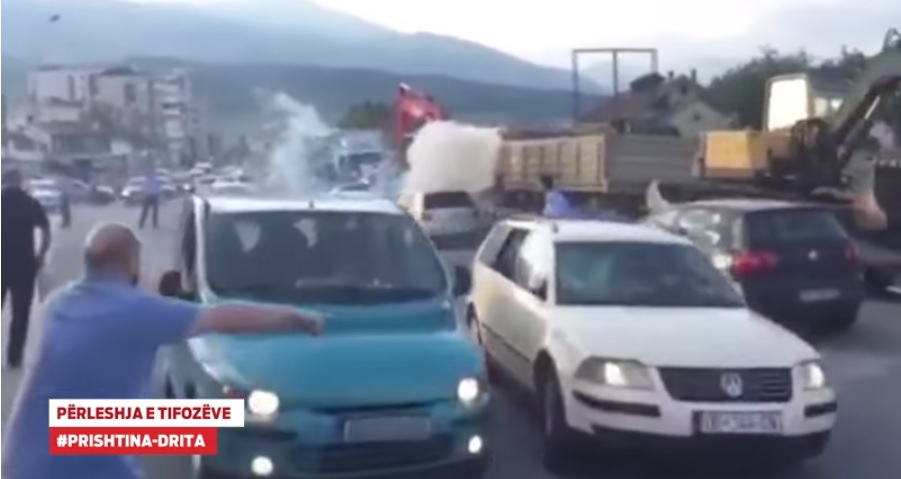 VIDEO/ Tifozat e Dritës tentojnë të shtypin me makinë tifozat e Prishtinës