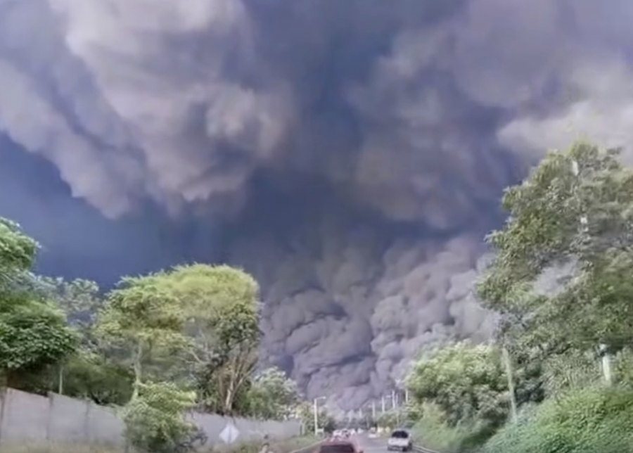 Vullkani i fuqishëm shkatërron Guatemalën, gjithçka e mbuluar nga hiri, 25 të vdekur (Video)