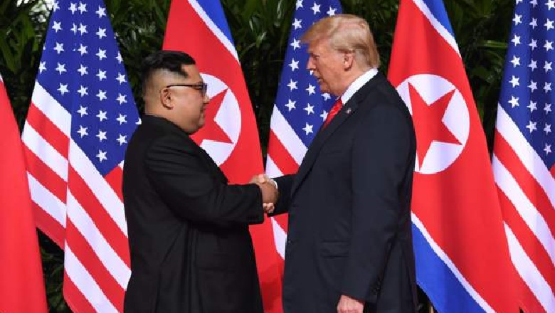 VIDEO/Singapor, mbahet takimi historik mes Trump dhe Kim Jong Un