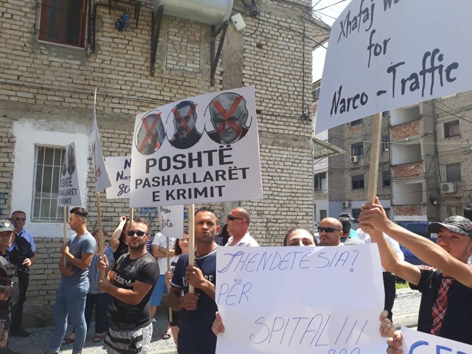 Qesharake dhe e vajtueshme: 19 protestuesit e PD ndjekin mbrapa Ramën, për t’i dalë para në Cërrik dhe Belsh (Foto)