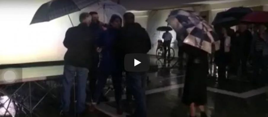 VIDEO-skandali/ Përplasen folësit te protesta e teatrit: Lulzim Basha vodhi Rrugën e Kombit, shiti detin