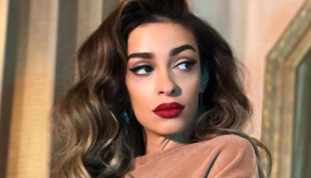 Foto/ Një zjarr i vërtetë, Eleni Foureira çmend plazhin me format e saj bombastike