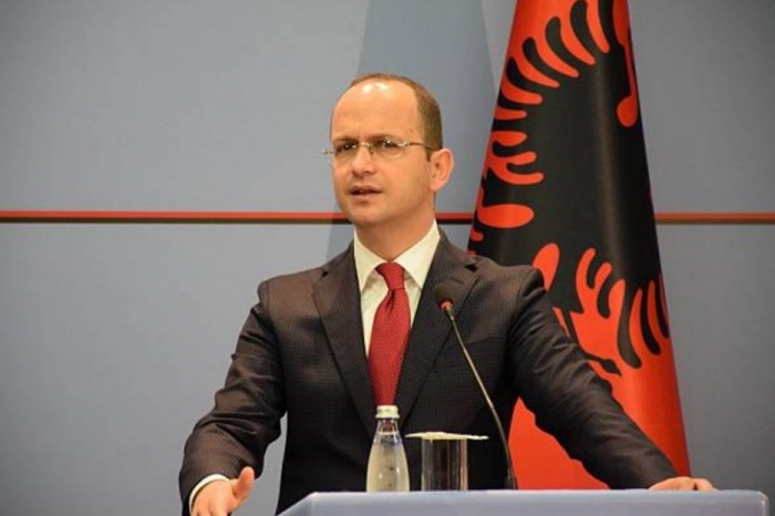 Bushati: Bastin e humbën të poshtrit dhe spekulantët! Caktimi i datës së fillimit të negociatave prak e përdorur edhe për Serbinë dhe Malin e Zi