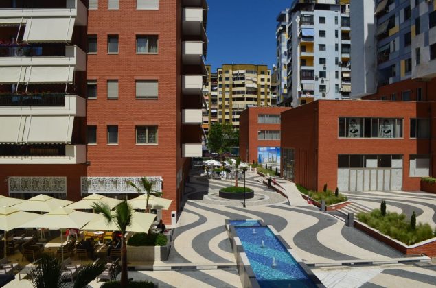 Tiranë, pranga ndërtuesit, i shiti të njëjtin apartament dy personave