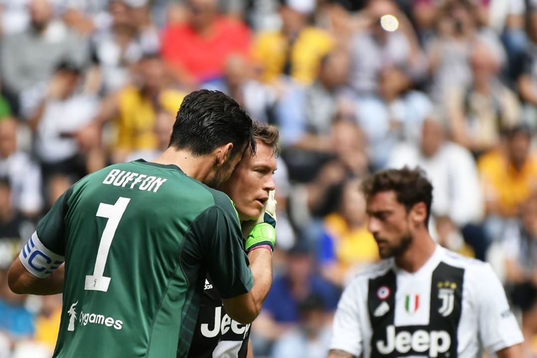 Tifozët e Juves me zemër të thyer: Buffon dhe Lichtsteiner japin lamtumirën (Foto)