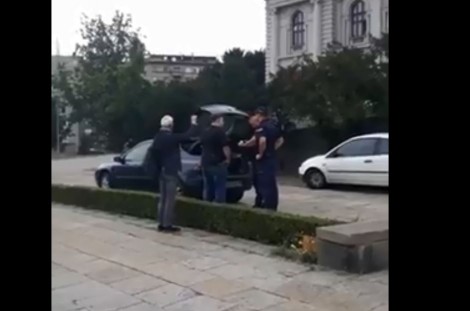 Fyeu simbolet shqiptare, arrestohet gazetari serb (Video)