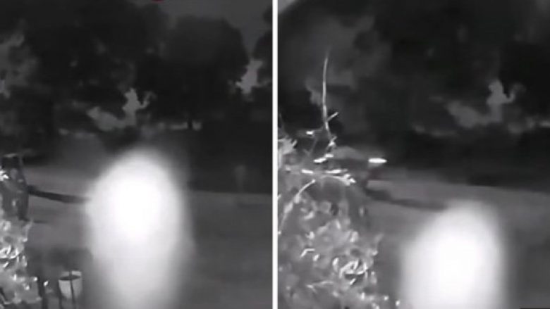 Tmerr! Kamerat kapin drita misterioze në oborr (Video)