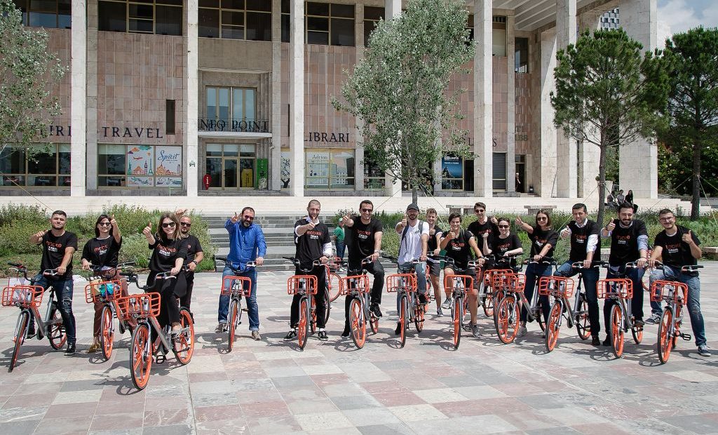 VIDEO/ Ja si e shkatërron i riu biçikletën Mobike, mjetet ‘cool’ mbërritën në Tiranë pak ditë më parë