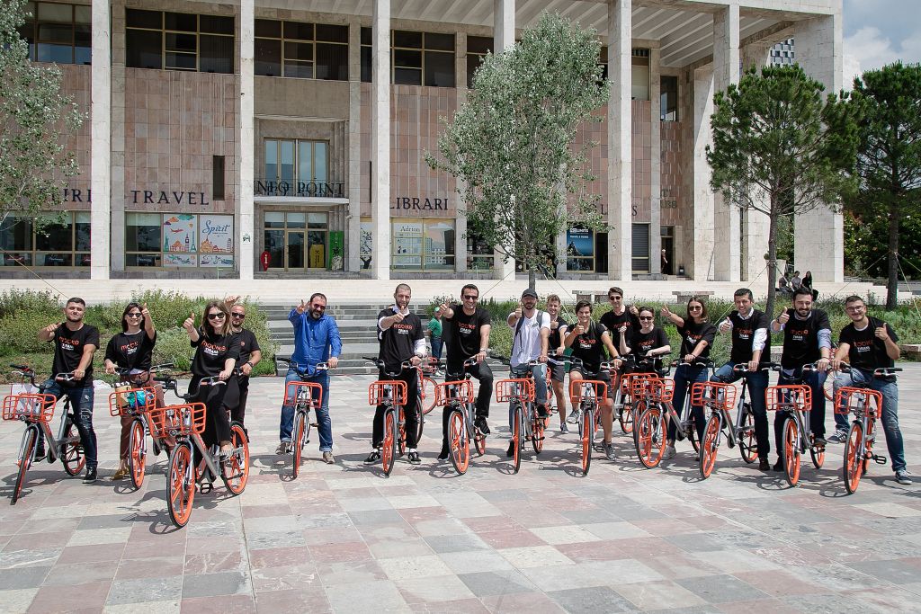 FOTOT: Tirana e para në Ballkan që sjell sistemin e biçikletave pa stacion “Mobike”