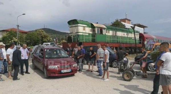 Aksident në Dushk, treni i linjës Lushnjë-Rrogozhinë përplas një makinë (Video)