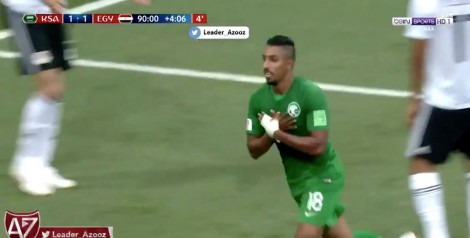 Video/ Shqiponja bëhet modë, futbollisti arab feston si shqiptarët