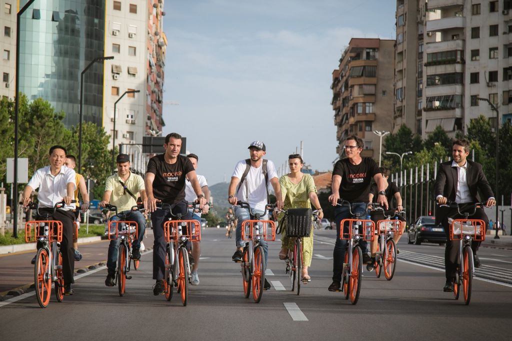 Tirana nis revolucionin portokalli, qyteti i parë në Ballkan që sjell sistemin e biçikletave “Mobike”. Veliaj: Do udhëtoni më lirë se sa me autobus