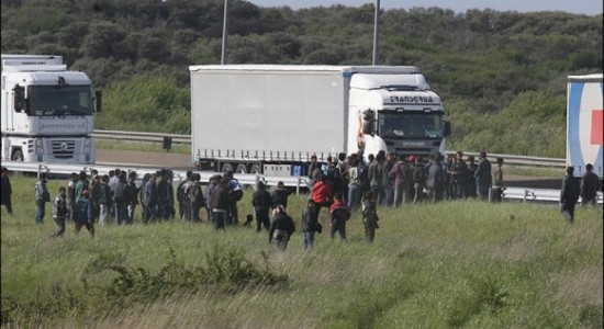 I premtoi se do ia çonte vëllain me kamion në Angli, kuksiani ia nis eurot ish-të dashurës. Gjen belanë