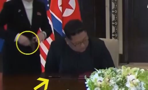 VIDEO/ Paranoja e Kim, agjenti korean inspekton stilografin para firmës me Trump