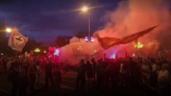 Marrëveshja për emrin, protestuesit i vënë ‘flakën’ Shkupit, plagosen 7 policë. Lideri i “Maqedonisë së vetme” me flamurin rus (Video)