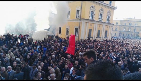 Përdorimi i të “pavarurve”, si mund t’i besosh një lideri që kërkon ”dorëheqje ministrash apo kryeministrash”