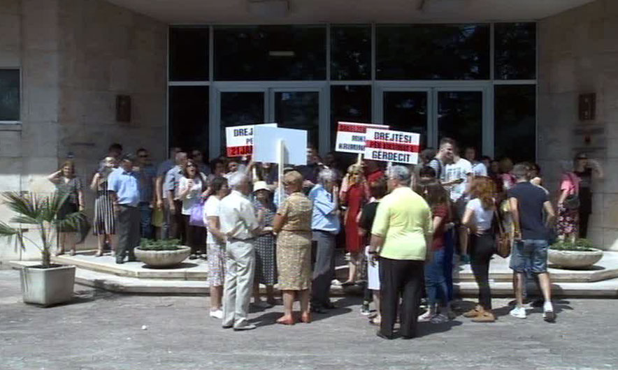 “Shkarkoni Shkëlzen Selimin!” Protestë e shoqërisë civile para “vettingut”