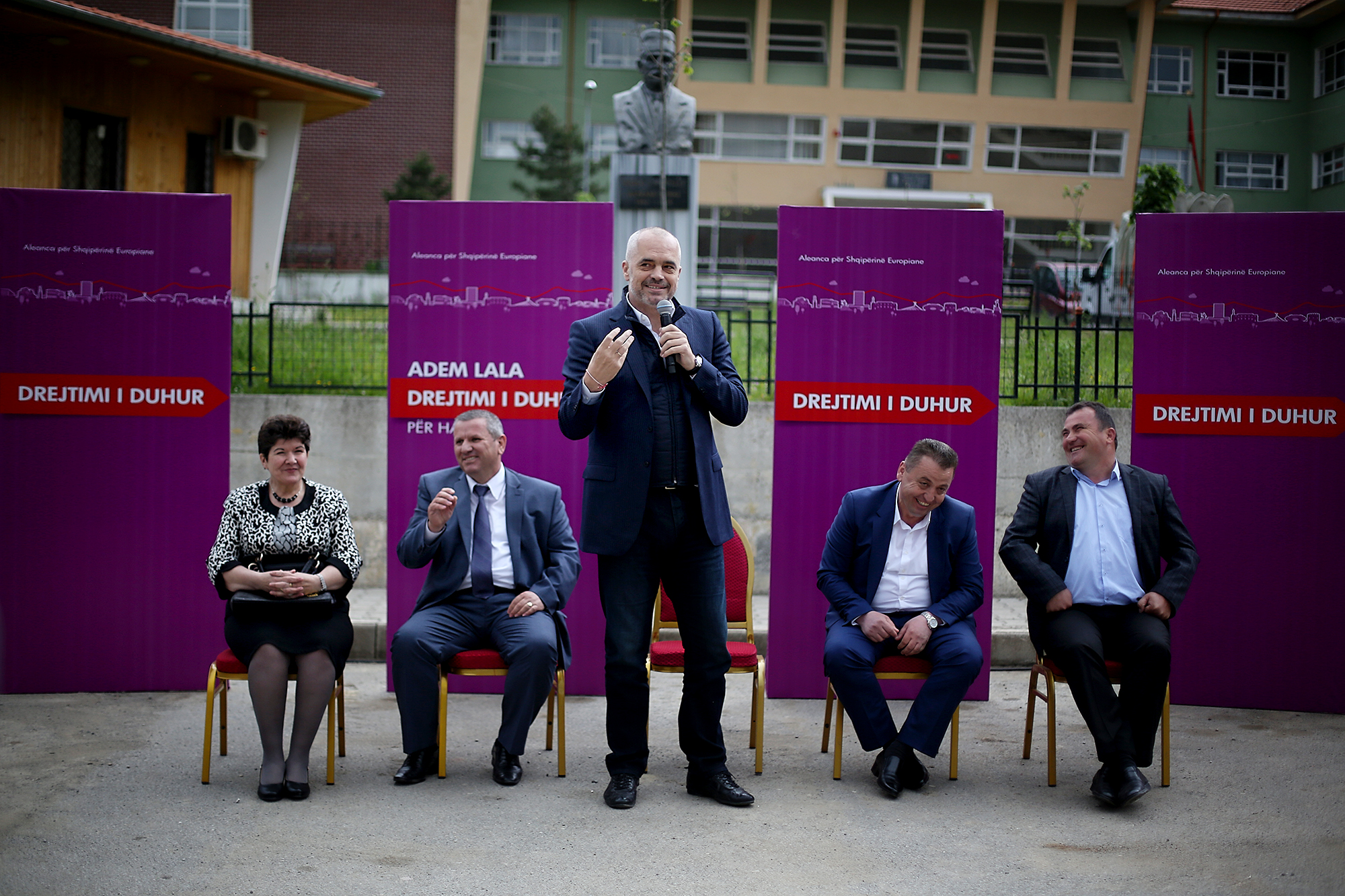 Kryebashkiaku i majtë i Hasit, i jep përgjigjie Ramës, për dekorimin e Mazrekut dhe harron Berishën me shokë: Kjo është punë e imja!