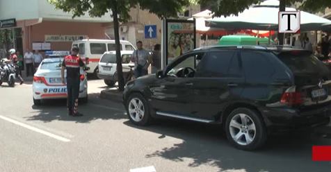 VIDEO: “Shqiponja” ndalon “BMW” X5 me hashash në mes të Tiranës, trafikantët arratisen