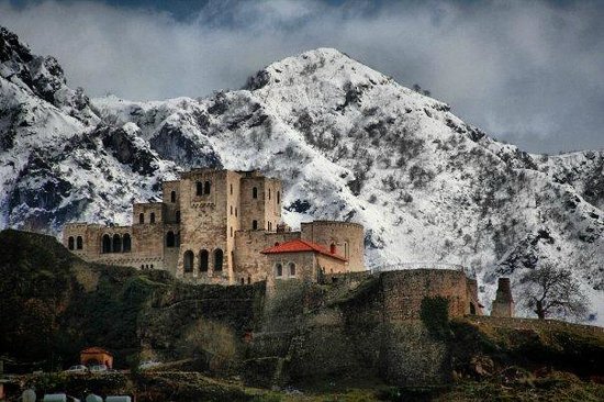 Kruja pushtohet nga turistët; Më e preferuara Kalaja e Skënderbeut (Video)