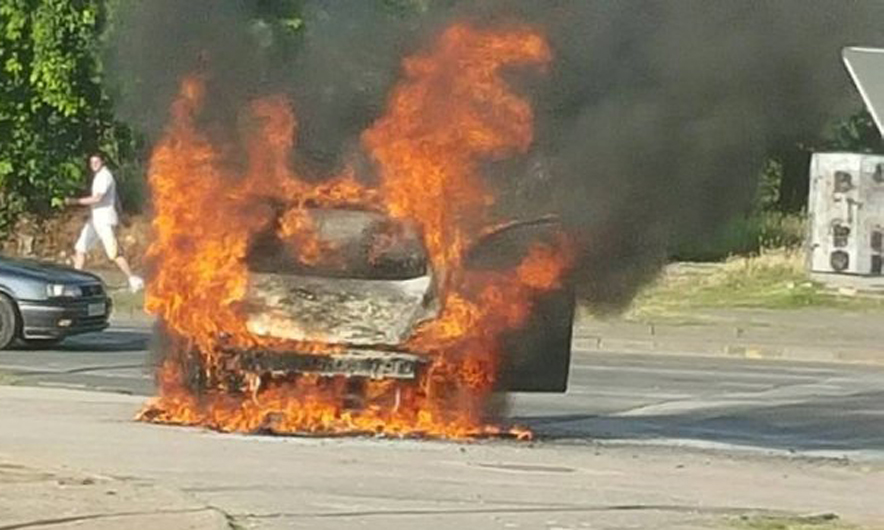 Makina në flakë në Levan-Vlorë