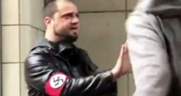 E lënë pa ndjenja: Ky është ndëshkimi i një nazisti në Siatëll (Video)