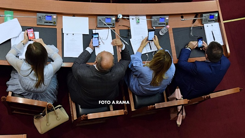 Post-seanca/ Çfarë nuk pamë dje nga Kuvendi, tre muskutierët demokratë të pandarë… LSI-stat në telefon (Foto)