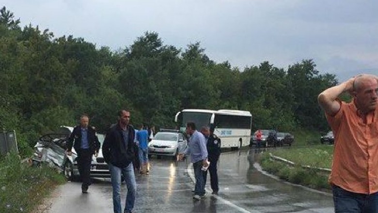 VIDEO/ Aksident në Gramsh, “Roveri” përplas autobusin dhe e nxjerr jashtë rruge