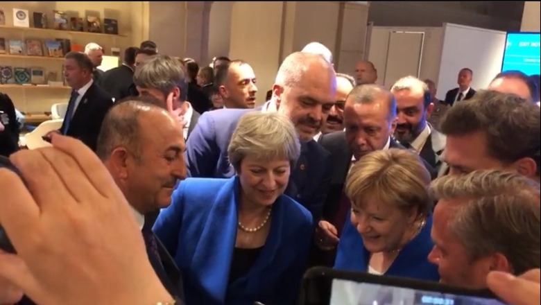 Ja video kur futbolli “gozhdon” Theresa May, Merkel, Ramen, Erdoganin…