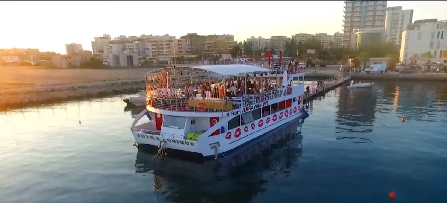 Rama poston VIDEO-n: Anija e parë e udhëtimeve turistike në gjirin e Vlorës