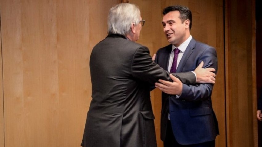 Samit i vështirë për Juncker, bëhet “tap” e s’lë lider pa puthur (Video)