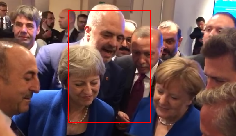 Po e shikonin ndeshjen së bashku me Erdogan dhe Merkel, ja ‘kunji’ që i beri Rama Kryeministres Britanike pas humbjes