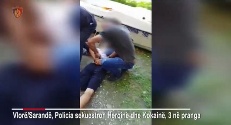 Tregtonin kokainë dhe heroinë, trafikantët të shtrirë në tokë e me duar nga pas (Video)