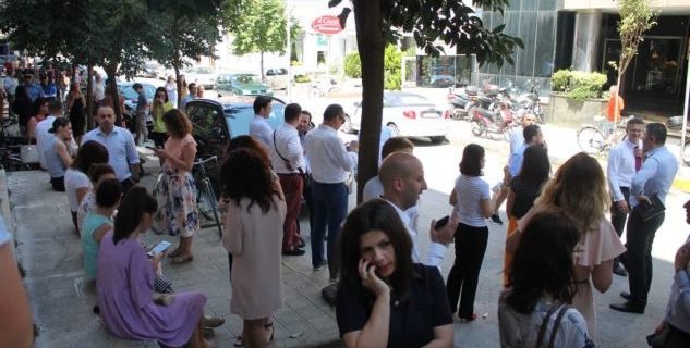 Kështu jemi gatuar: Në vështirësi kërkojmë Zotin të na ruaj! Ndërsa falenderimet i kemi për partinë, liderin, gangsterin, bankën, dreqin dhe mbi të gjitha për veten!