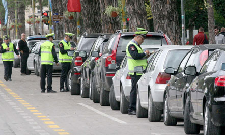 ‘Rroftë sebepi’! Rrugorja bën kërdinë me gjoba në Tiranë, me bllok në dorë edhe policët e rendit… të ‘parandalojnë’ aksidentet