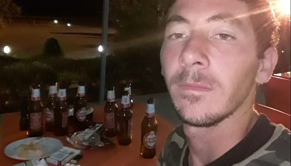 Nga cigaret me hashash, te alkooli dhe makinat luksoze, publikohen fotot e autorit