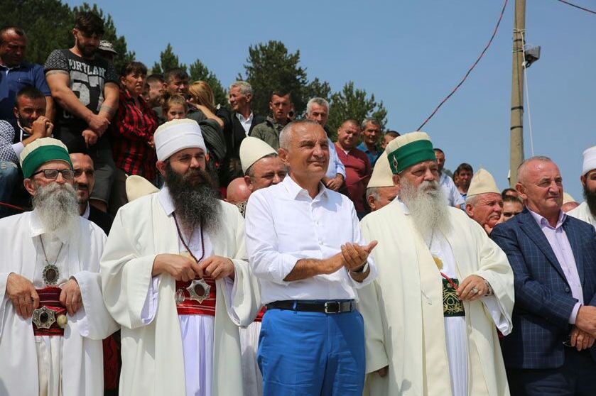 “Baba Tomorri” hakmerret ndaj “Baba Likes” e “Baba Mondit”! Rrufe, gurë e dhera në ditën e pelegrinazhit (Foto)