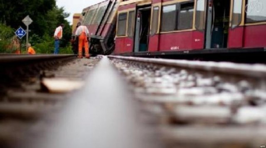 Treni përplaset me automjetin në Kavajë