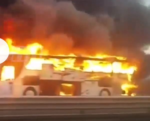 VIDEO/ Një autobus me udhëtarë shkrumbohet nga flakët në “Rrugën e Kombit”