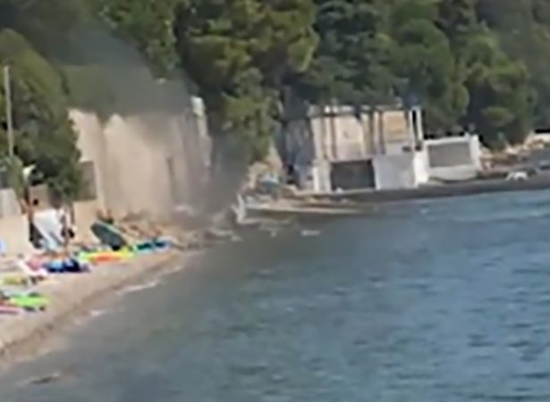 Video/ Trieste, barka pa piloti përplaset me shpejtësi në bregun e mbushur me pushues