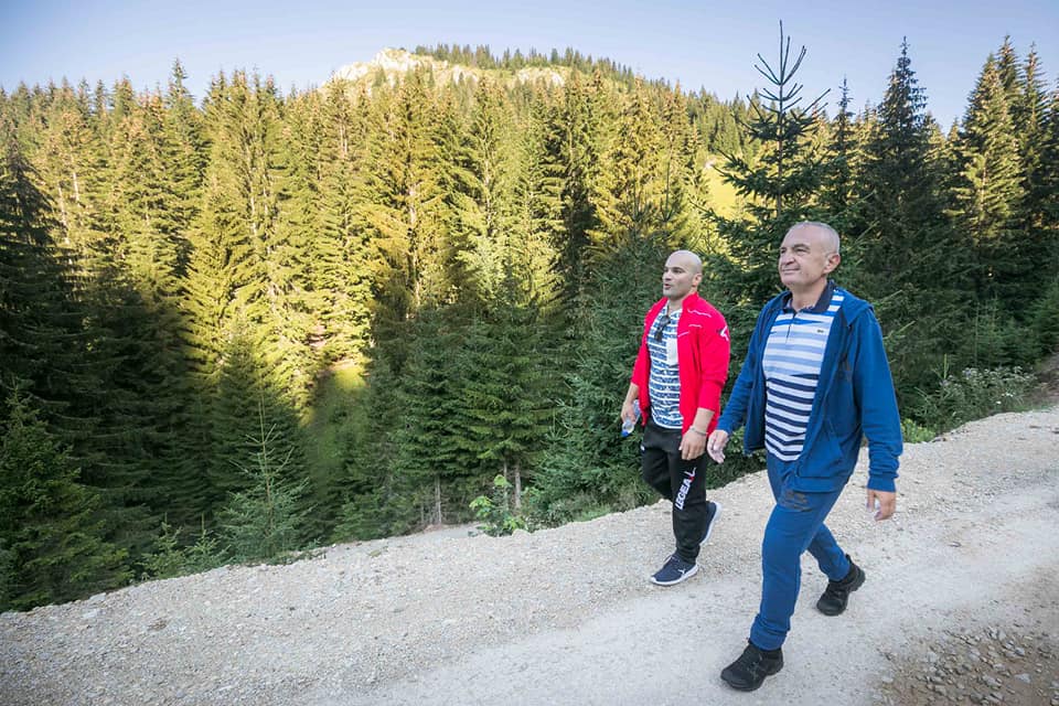 Ilir Meta bëhet alpinist, “merr më qafë” edhe Erkand Qerimajn (Foto)