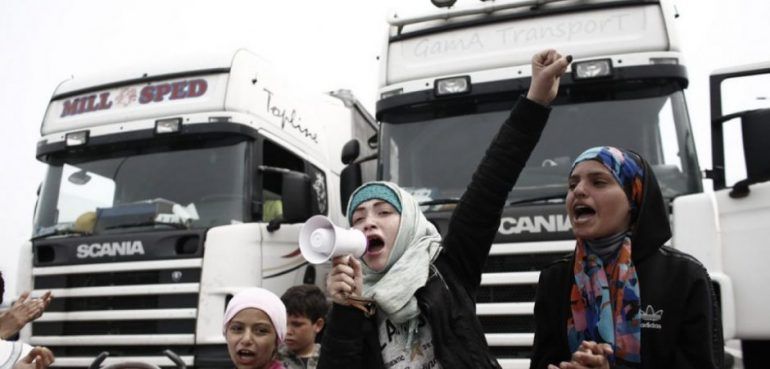 Protesta në Greqi/ Refugjatët bllokojnë autostradën Athinë-Lamia