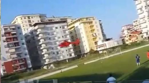 31-vjeçari i plagosur në aksident transportohet me helikopter: Ulet në stadiumin e Fierit, ndërpritet ndeshja (Video)