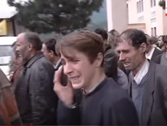 Kur mbi 400 burra qanin nga gëzimi që ishin liruar nga burgjet serbe më 1999 (Video)